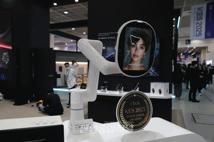 [움짤뉴스] 이리저리 움직이며 손님 맞는 ‘AI 안내로봇’ 등장 - 산업종합저널 전시회