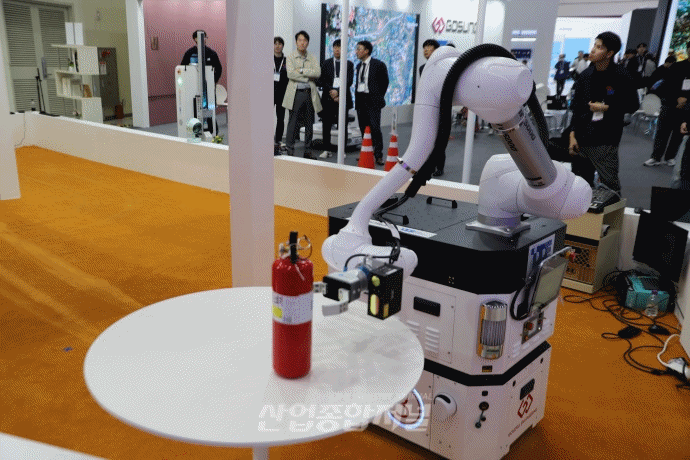 [움짤뉴스] 이동식 협동로봇, 소화기 들고 화재 진압 - 산업종합저널 전시회