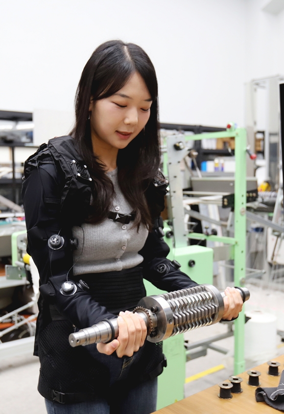 "옷처럼 입는 로봇 나온다"… 기계연, '근육옷감' 자동 직조 성공 - 산업종합저널 로봇