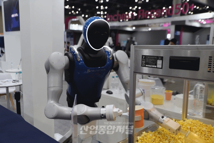 [움짤뉴스] 영화관 팝콘, 이제 휴머노이드가 담아준다 - 산업종합저널 전시회