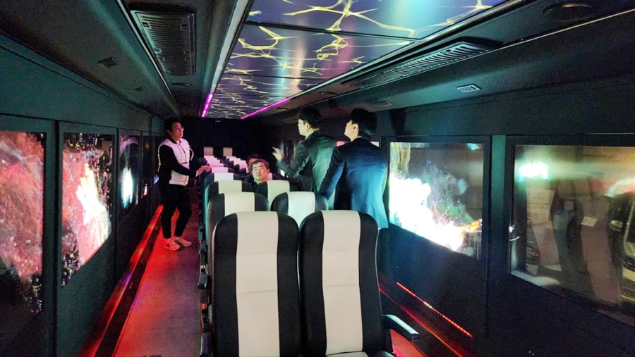 "버스 창문이 스크린으로"… 창원서 공개된 '움직이는 XR 극장' XRBus - 산업종합저널 전시회