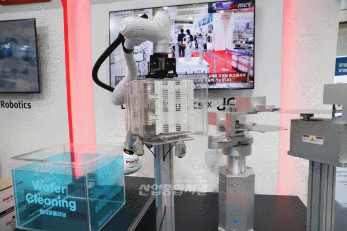 [움짤뉴스] 웨이퍼 이송하고 세정하는 ‘반도체 협동로봇’ - 산업종합저널 전시회