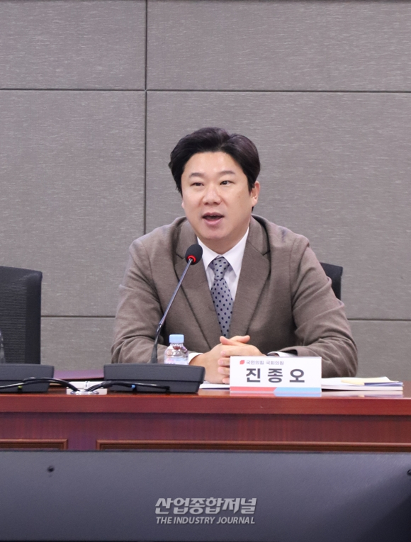 [이슈]“기술은 뛰는데 기준은 기어간다”… 콘텐츠 업계 덮친 ‘회색지대’의 딜레마 - 산업종합저널 동향