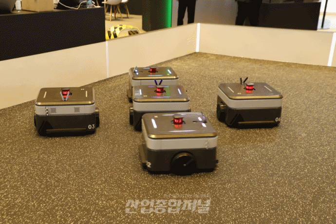 [움짤뉴스] 열맞춰 이동하는 AMR 군집 주행 퍼레이드, ‘눈길’ - 산업종합저널 전시회