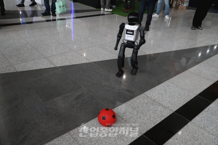 [움짤뉴스] AW 2026에 등장한 ‘로봇 축구선수’ - 산업종합저널 전시회
