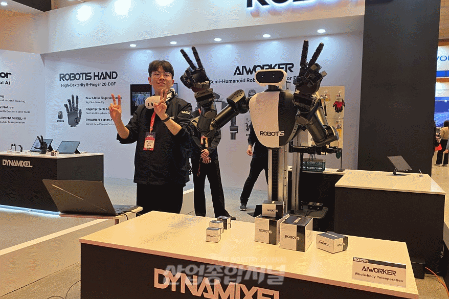 [움짤뉴스] 사람이 손 흔들자 로봇도 ‘같이 인사’… 로보티즈 ‘AI 워커’ 공개 - 산업종합저널 로봇