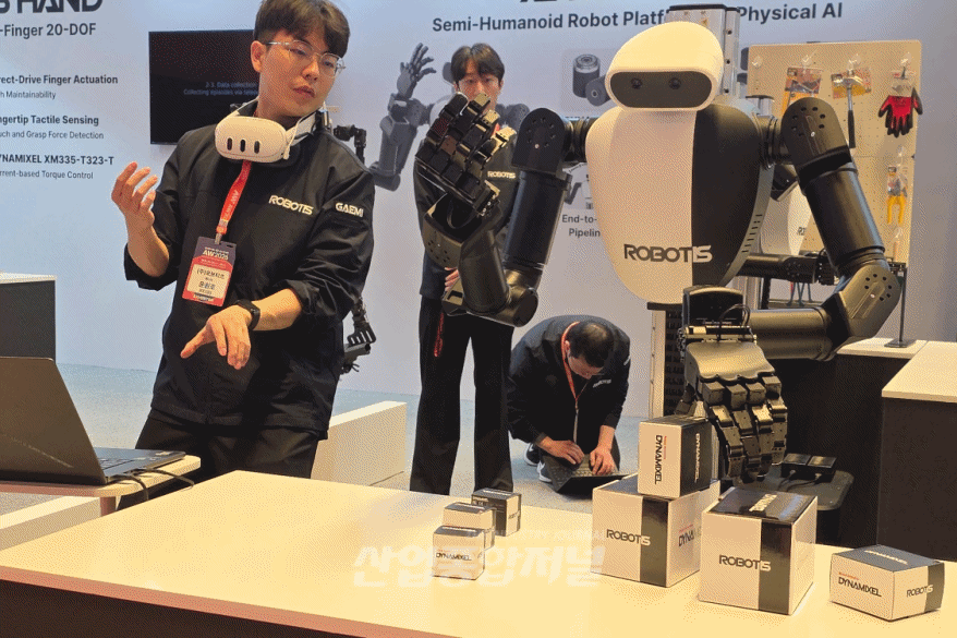 [움짤뉴스] 사람이 손 흔들자 로봇도 ‘같이 인사’… 로보티즈 ‘AI 워커’ 공개 - 산업종합저널 로봇