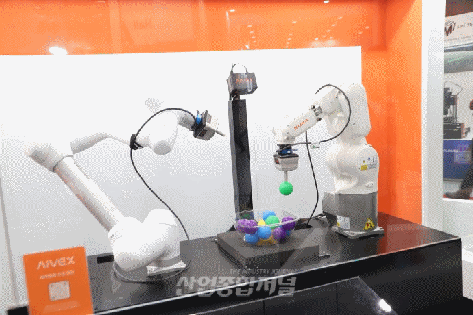 [움짤뉴스] AW 2026서 펼쳐진 쿠카와 두산로보틱스의 ‘로봇 협동’ - 산업종합저널 전시회