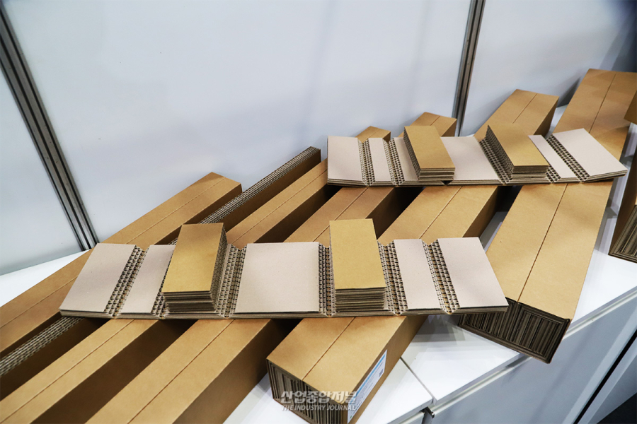 시멘트 블록 10단 적재 가능한 골판지 팔레트 - 산업종합저널 부품