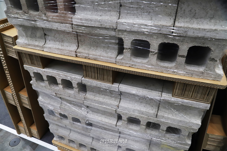 시멘트 블록 10단 적재 가능한 골판지 팔레트 - 산업종합저널 부품