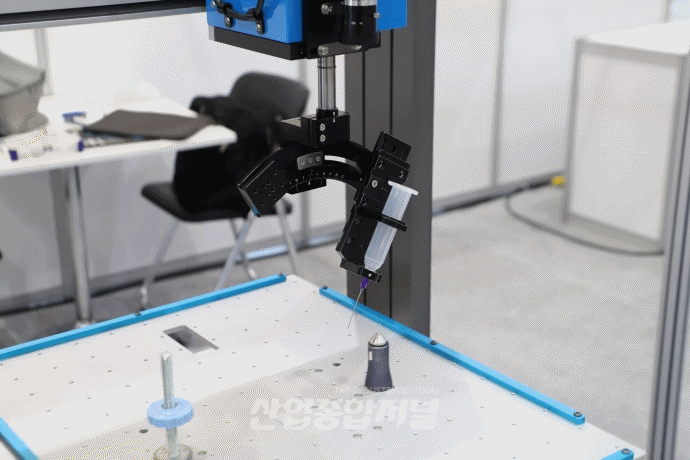 [움짤뉴스] 회전하며 윤활유·에폭시 정밀 도포하는 ‘탁상용 로봇 디스펜서’ - 산업종합저널 FA