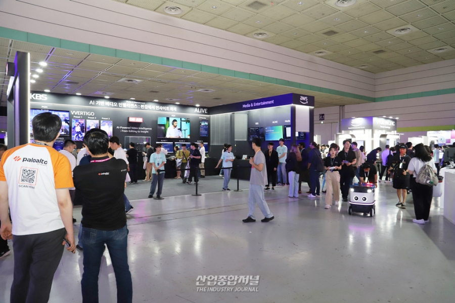 [산업 View] 자율 주행하는 AI가 공정 바꾼다… AWS, 12조 투자로 한국 ‘피지컬 AI’ 영토 확장 - 산업종합저널 FA