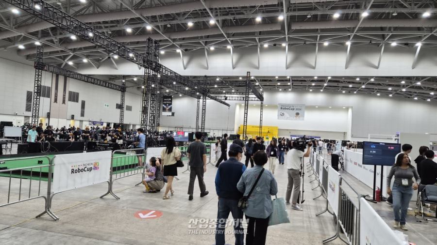 [산업 View] 축구장 벗어난 휴머노이드, 제조 현장 실증 무대 올랐다 - 산업종합저널 FA