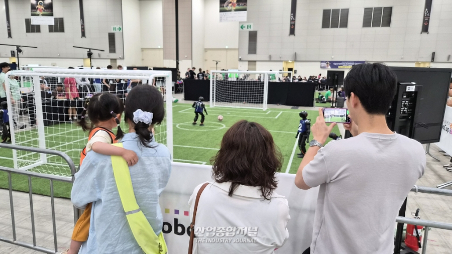 [산업 View] 축구장 벗어난 휴머노이드, 제조 현장 실증 무대 올랐다 - 산업종합저널 FA