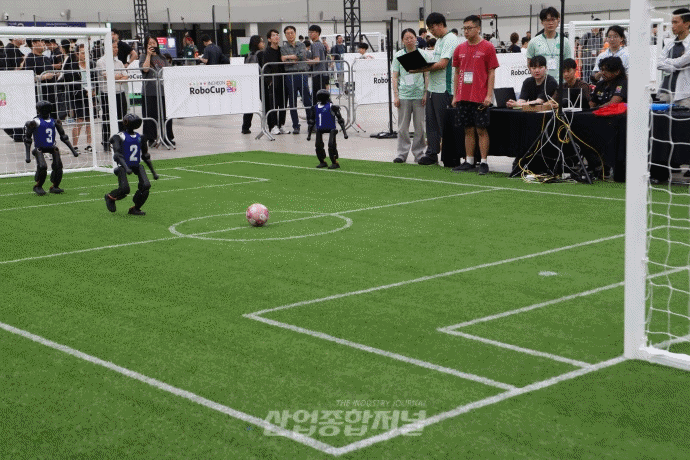 [움짤뉴스] 골망 흔들고 전력질주…로봇 축구선수의 득점 순간 - 산업종합저널 FA
