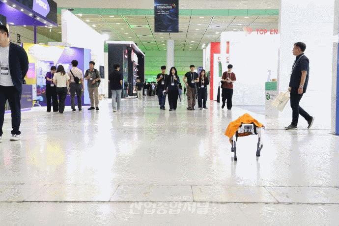 [움짤뉴스] 주황색 옷 입은 로봇개, 코엑스를 누비다 - 산업종합저널 FA