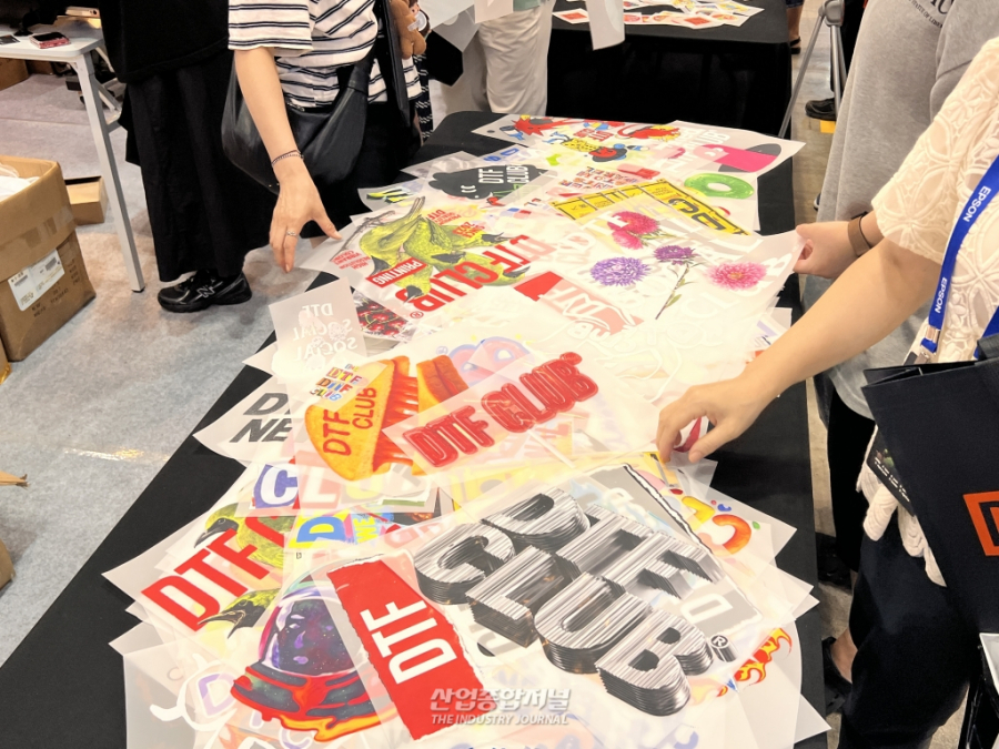 [산업 View] 고르고, 찍고, 입는다…K-PRINT 달군 DTF 전사 체험 ‘K-PRINT 2026’ 현장 - 산업종합저널 부품