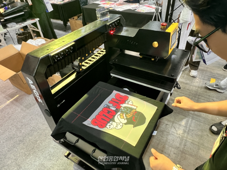 [산업 View] 고르고, 찍고, 입는다…K-PRINT 달군 DTF 전사 체험 ‘K-PRINT 2026’ 현장 - 산업종합저널 부품