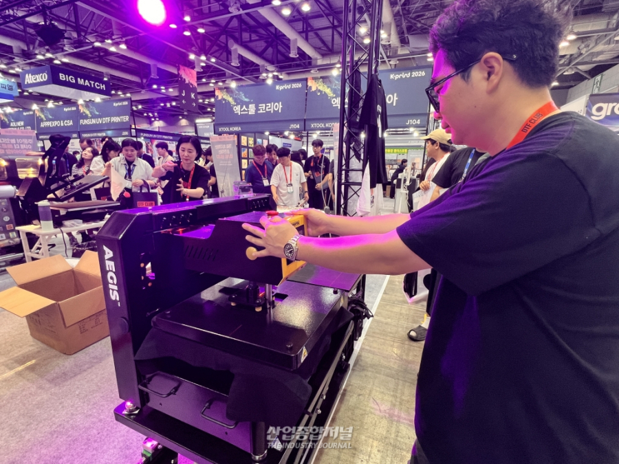 [산업 View] 고르고, 찍고, 입는다…K-PRINT 달군 DTF 전사 체험 ‘K-PRINT 2026’ 현장 - 산업종합저널 부품