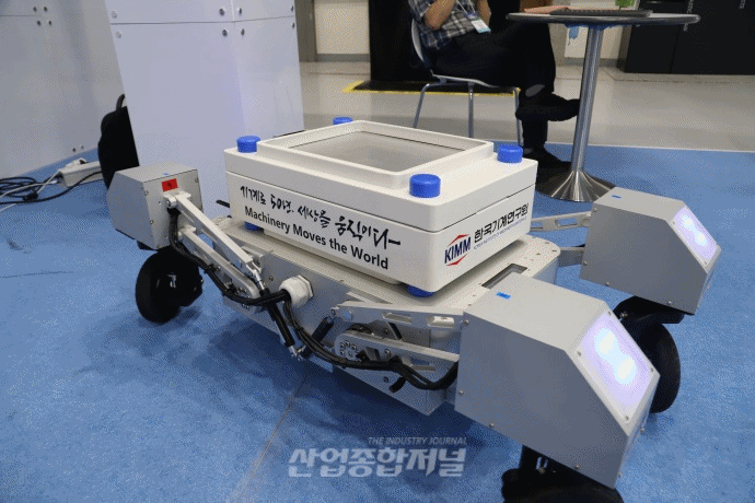 [움짤뉴스] 배송박스 위치 맞춰 차체 낮추고 높이는 UGV - 산업종합저널 FA