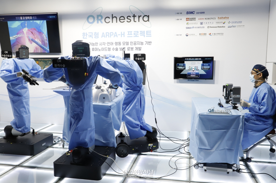 수술 보조 로봇 2대, 의료진과 협업…도구 전달·내시경 보조 시연 - 산업종합저널 FA