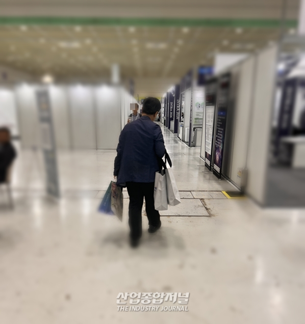 [산업톺아보기] “볼펜 하나만요”…전시회 부스가 ‘무료 물품 창구’가 될 때 - 산업종합저널 부품