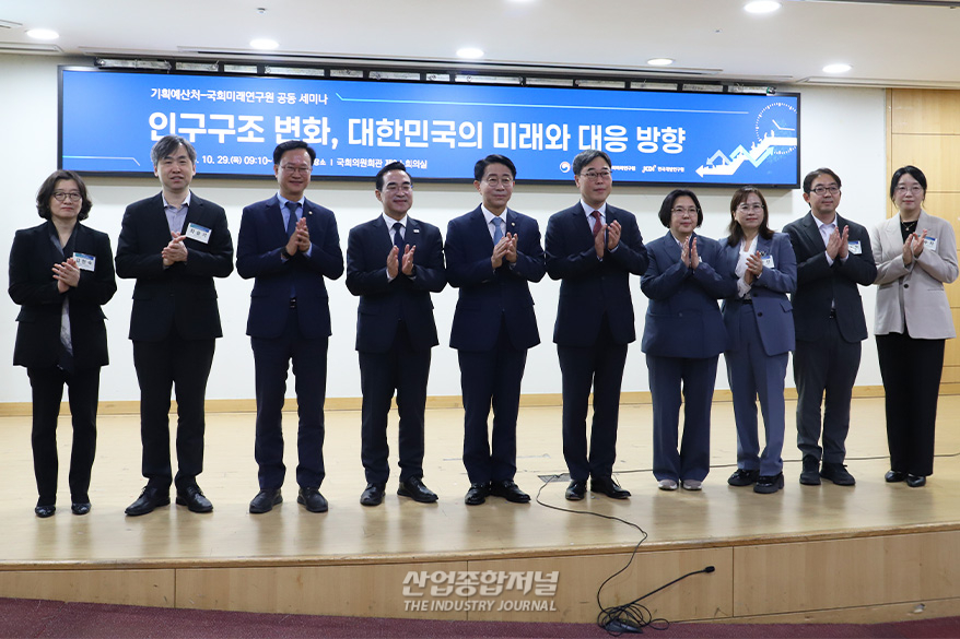 2045년 국민 3명 중 1명 노인…저출생 대책 넘어 인구 감소 대응으로 전환해야 - 산업종합저널 FA