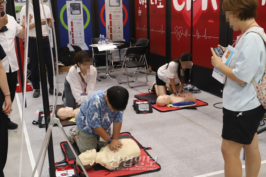 [포토뉴스]‘2023 에듀플러스위크’, 심폐소생술 훈련 삼매경