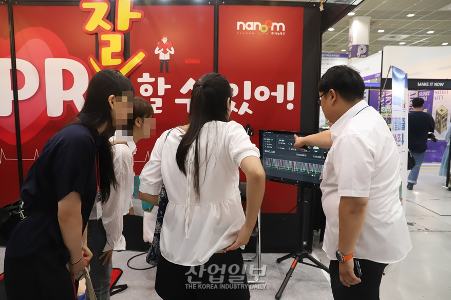 [포토뉴스]‘2023 에듀플러스위크’, 심폐소생술 훈련 삼매경