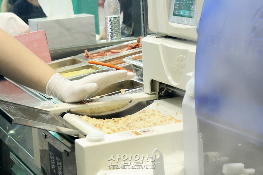 [창업박람회] '자동화 조리기', 재료 넣으면 알아서 뚝딱