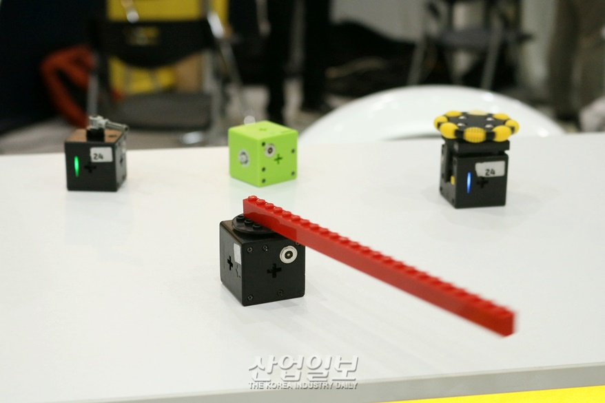 [포토뉴스] 큐브 각도 따라 움직이는 로봇 “신기하네”