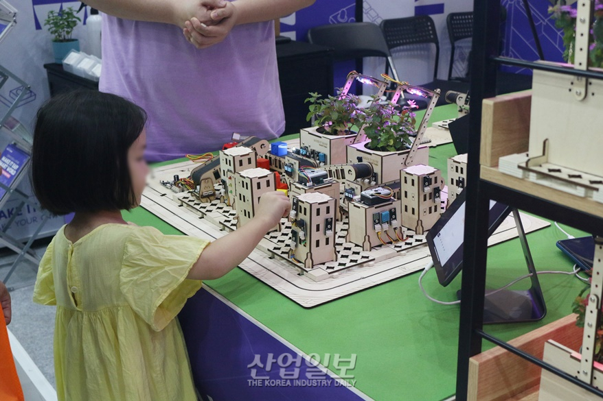 [포토뉴스] 보고 듣고 만들고, 교육 콘텐츠 체험하는 ‘미래인재’들