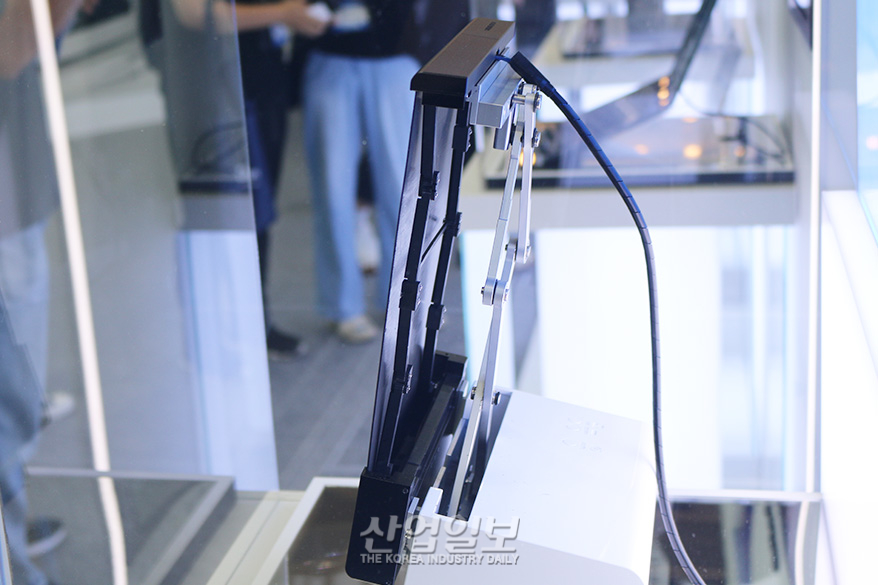 ‘둘둘 말았다가 펼치는’ 롤러블 디스플레이