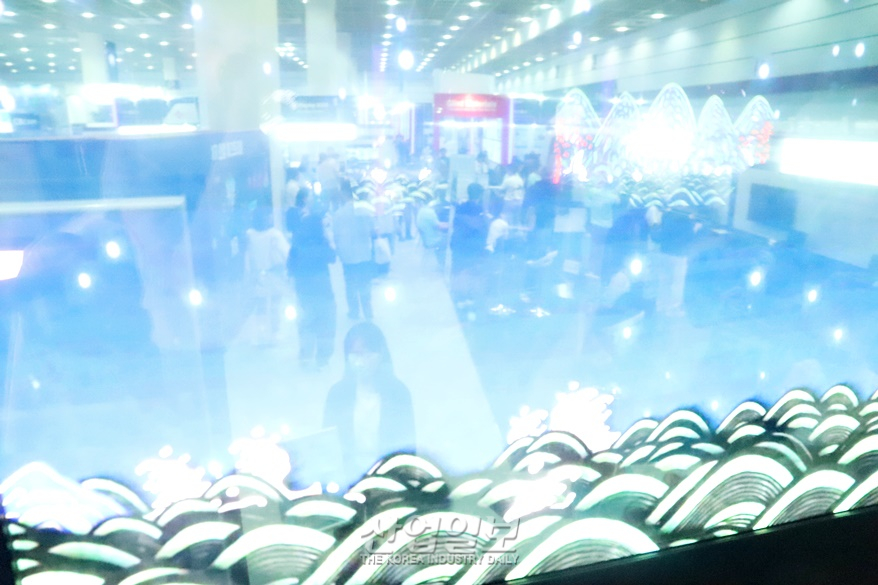 OLED 창문의 마법으로 “역사 여행 즐겨봐요”