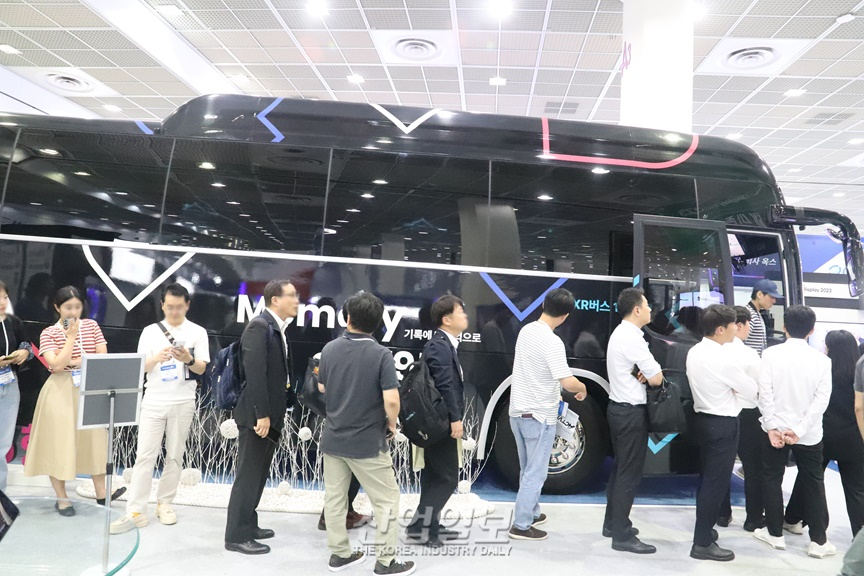 OLED 창문의 마법으로 “역사 여행 즐겨봐요”