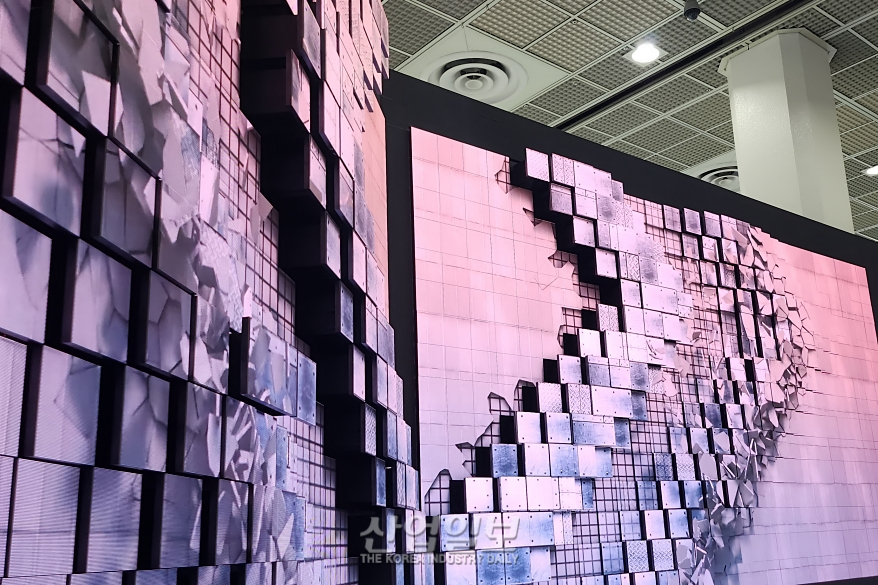 '돌출' 디스플레이 캐비넷에 이목 집중