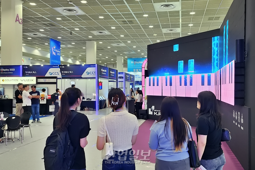 '돌출' 디스플레이 캐비넷에 이목 집중