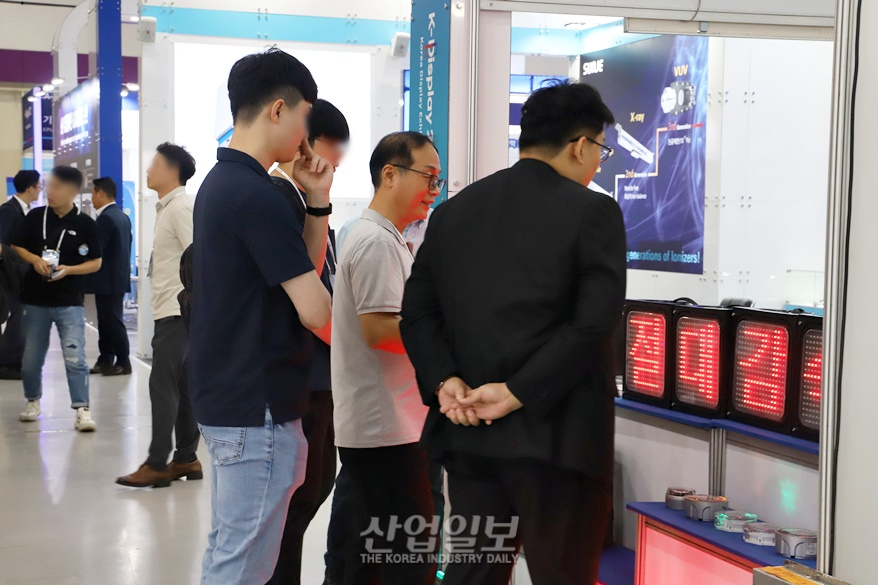 [포토뉴스] 국내 디스플레이 산업 트렌드 제시하는 '충남 기업'