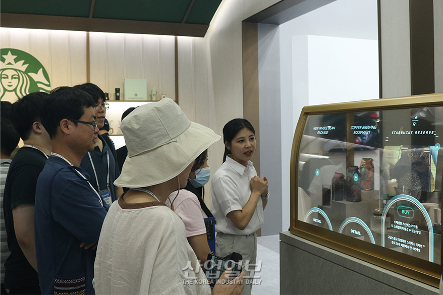 진열장 제품 정보·가격만으로 구매까지…디스플레이 기술의 놀라운 진화