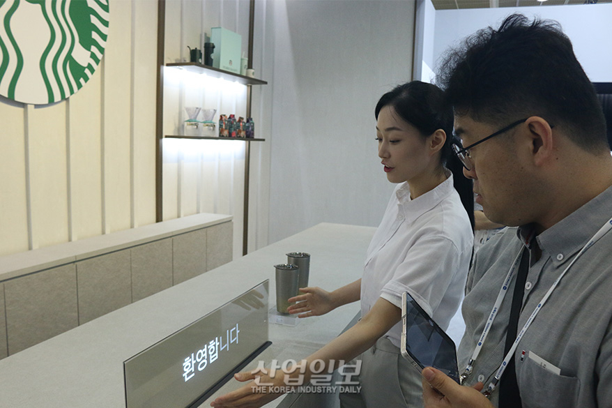 진열장 제품 정보·가격만으로 구매까지…디스플레이 기술의 놀라운 진화