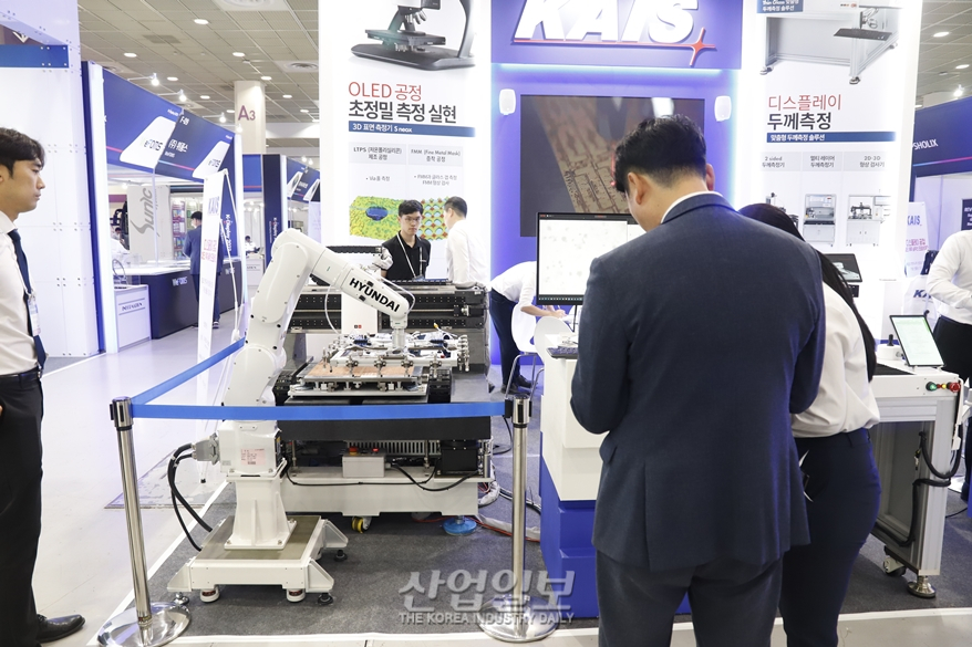 [포토뉴스]디스플레이 측정도 자동화…로봇에 고배율 현미경 결합