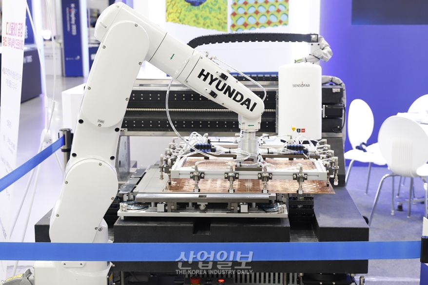 [포토뉴스]디스플레이 측정도 자동화…로봇에 고배율 현미경 결합