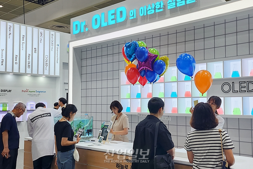 수조 속 갤럭시 폴드4로 셀카 '찰칵'