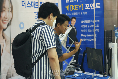 3개의 렌즈로 ‘입체감 있게’... 얼굴인식 도어락