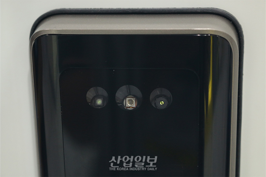 3개의 렌즈로 ‘입체감 있게’... 얼굴인식 도어락