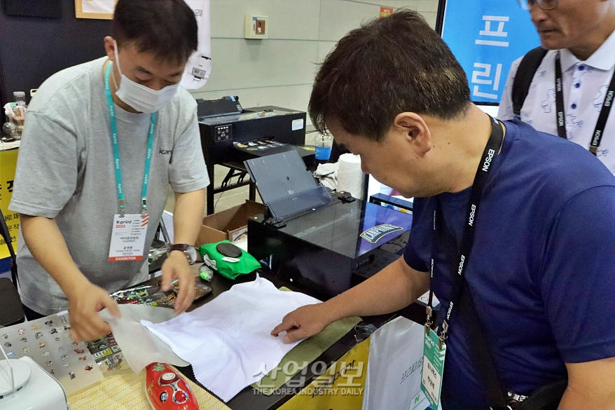 '모든 소재에 매끄럽게'… 전사솔루션 시연