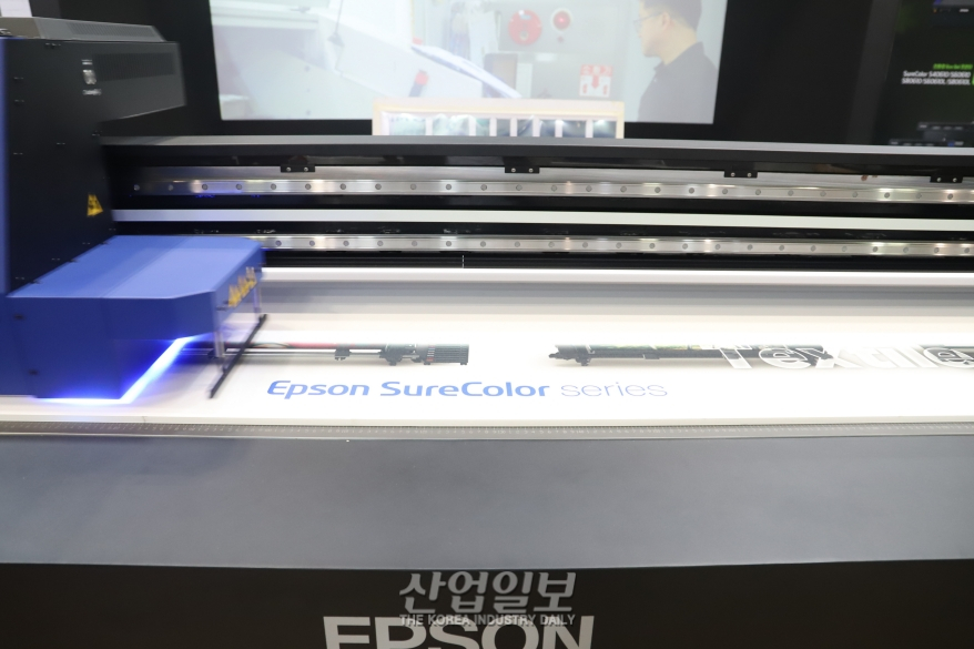 [포토뉴스]인쇄하고 바로 말리는 UV 평판 프린터