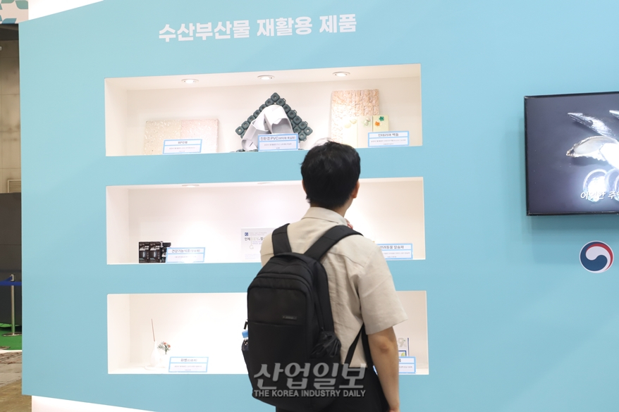 [포토뉴스]굴 껍데기로 만든 꽃병…수산부산물 재활용 ‘활발’