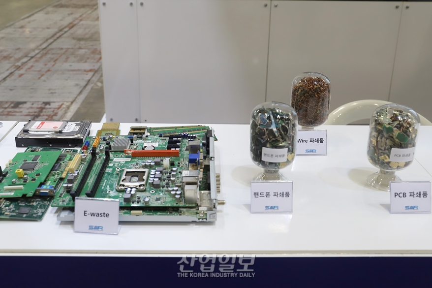 [포토뉴스]폐 IT 기기에서 필요한 원료만 ‘쏙쏙’
