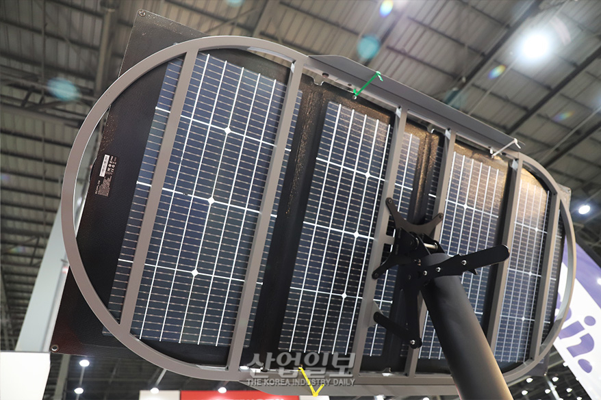 양면 태양광 패널, 캠핑족 '전기 걱정' 덜어줘